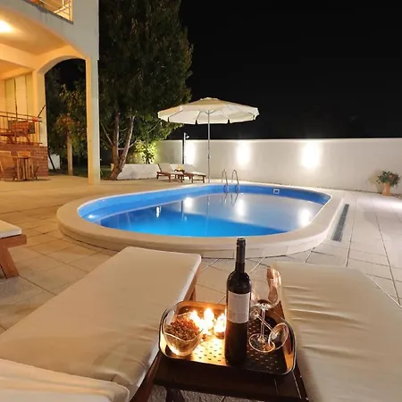 Дом отдыха In With Private Pool *