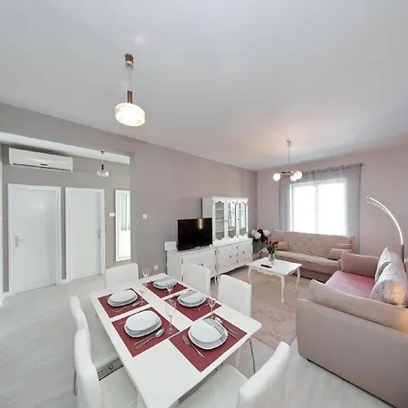 In With Private Pool Задар