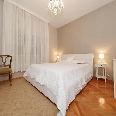 Дом отдыха In With Private Pool *