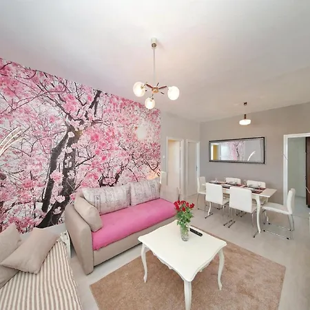 Дом отдыха In With Private Pool